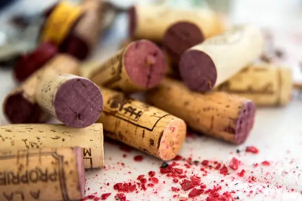 Bottiglie di vino rosso e bianco pregiato, tra cui Franciacorta e Barolo, pronte per l'acquisto da Mr. Wine