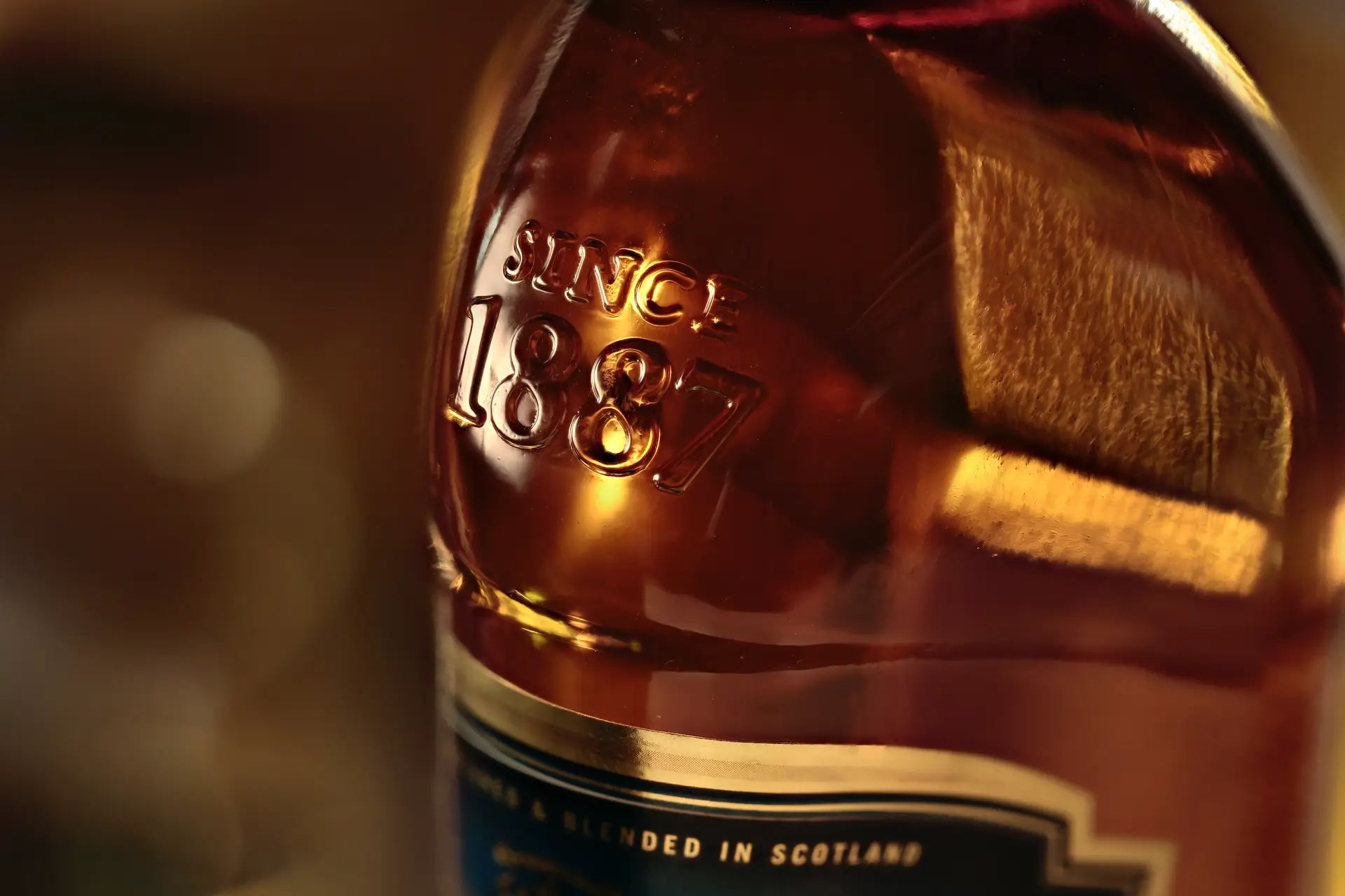 Bottiglia di whisky pregiato in enoteca a Torino